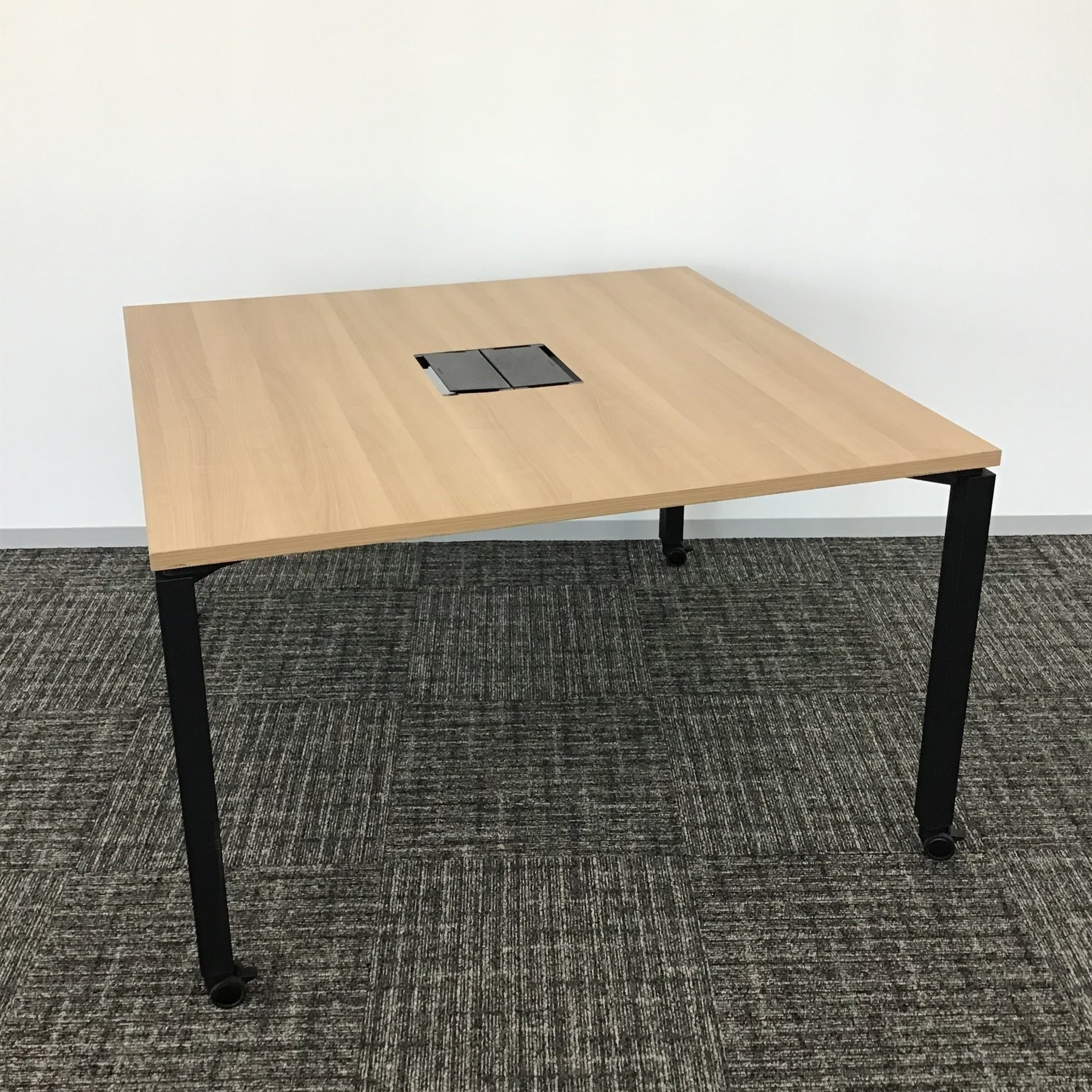 【中古S WORKFIT(ワークフィット) ミーティングテーブル（W1200×D1200）