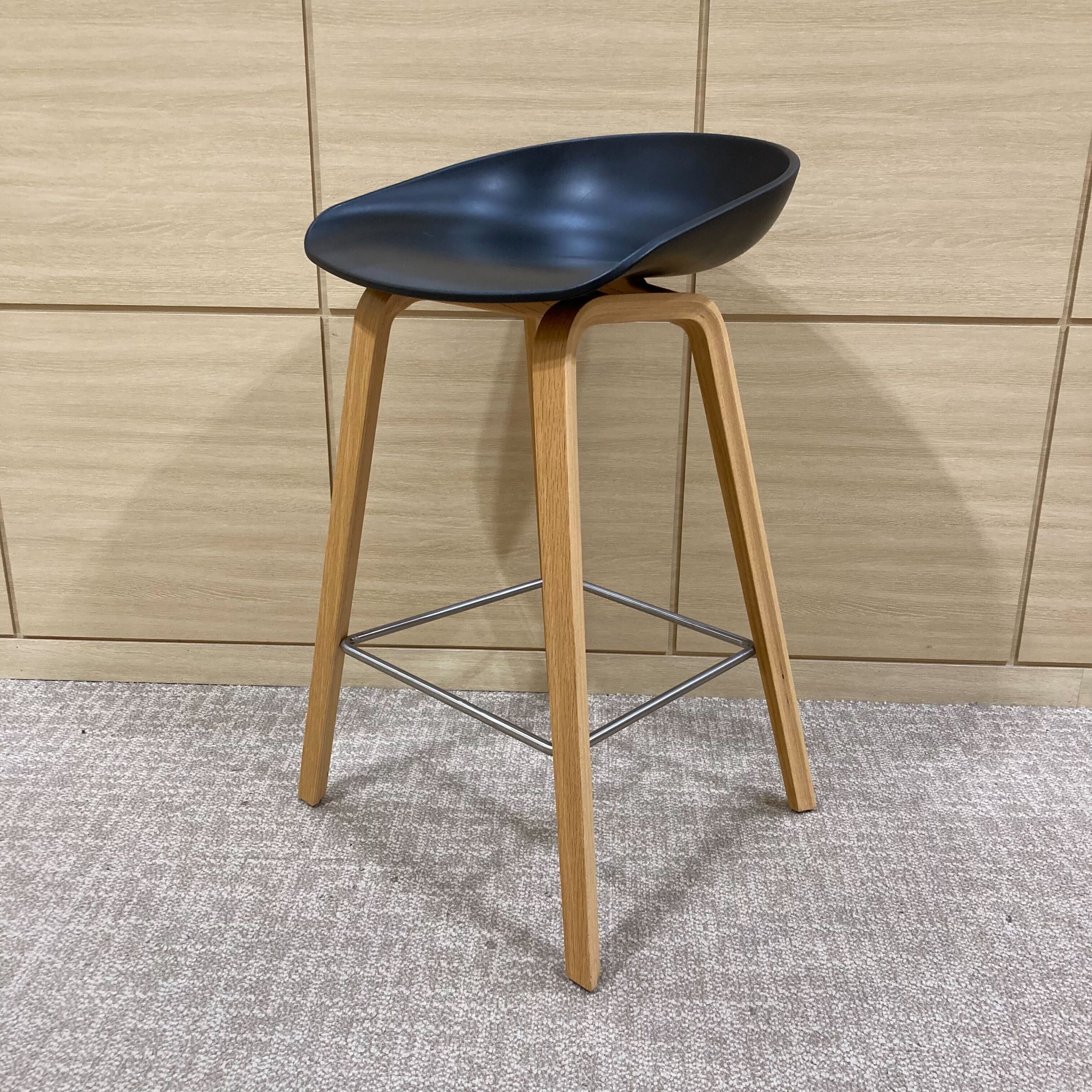 【中古A】ABOUT A STOOL(アバウト ア スツール) ハイチェア / ブラック・木目脚