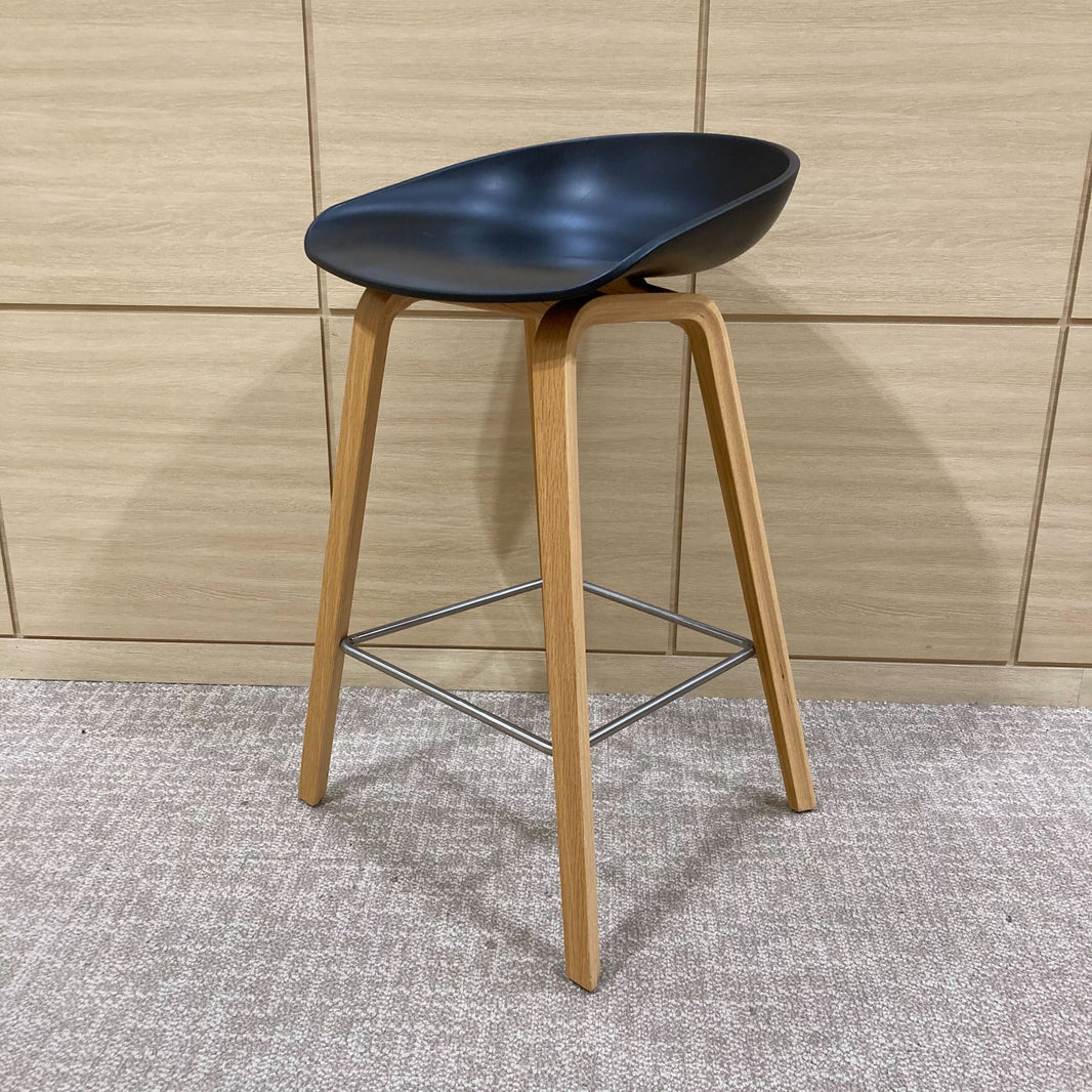 【中古A】ABOUT A STOOL(アバウト ア スツール) ハイチェア / ブラック・木目脚