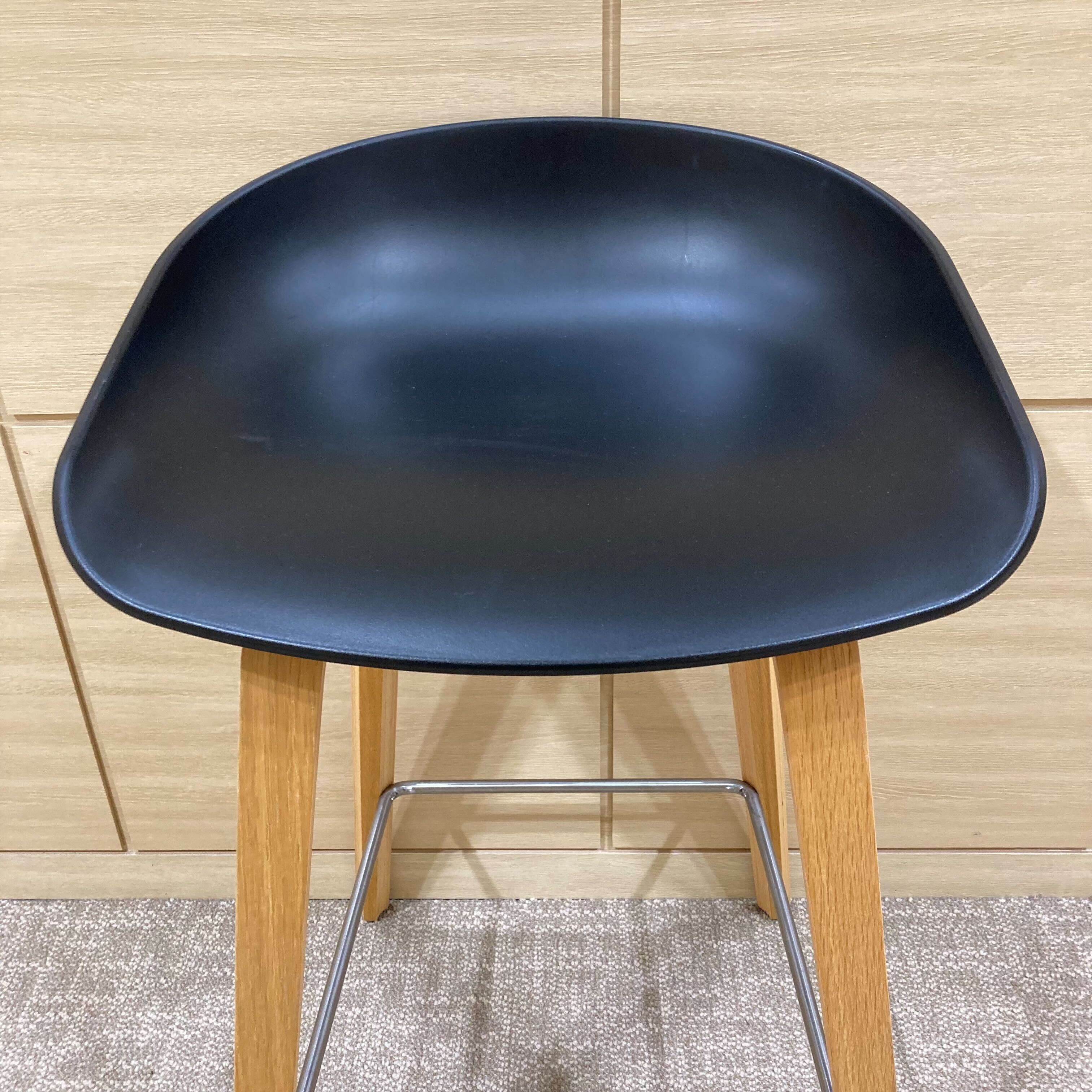 【中古 A(中古品)】ABOUT A STOOL(アバウト ア スツール) ハイチェア / ブラック・木目脚