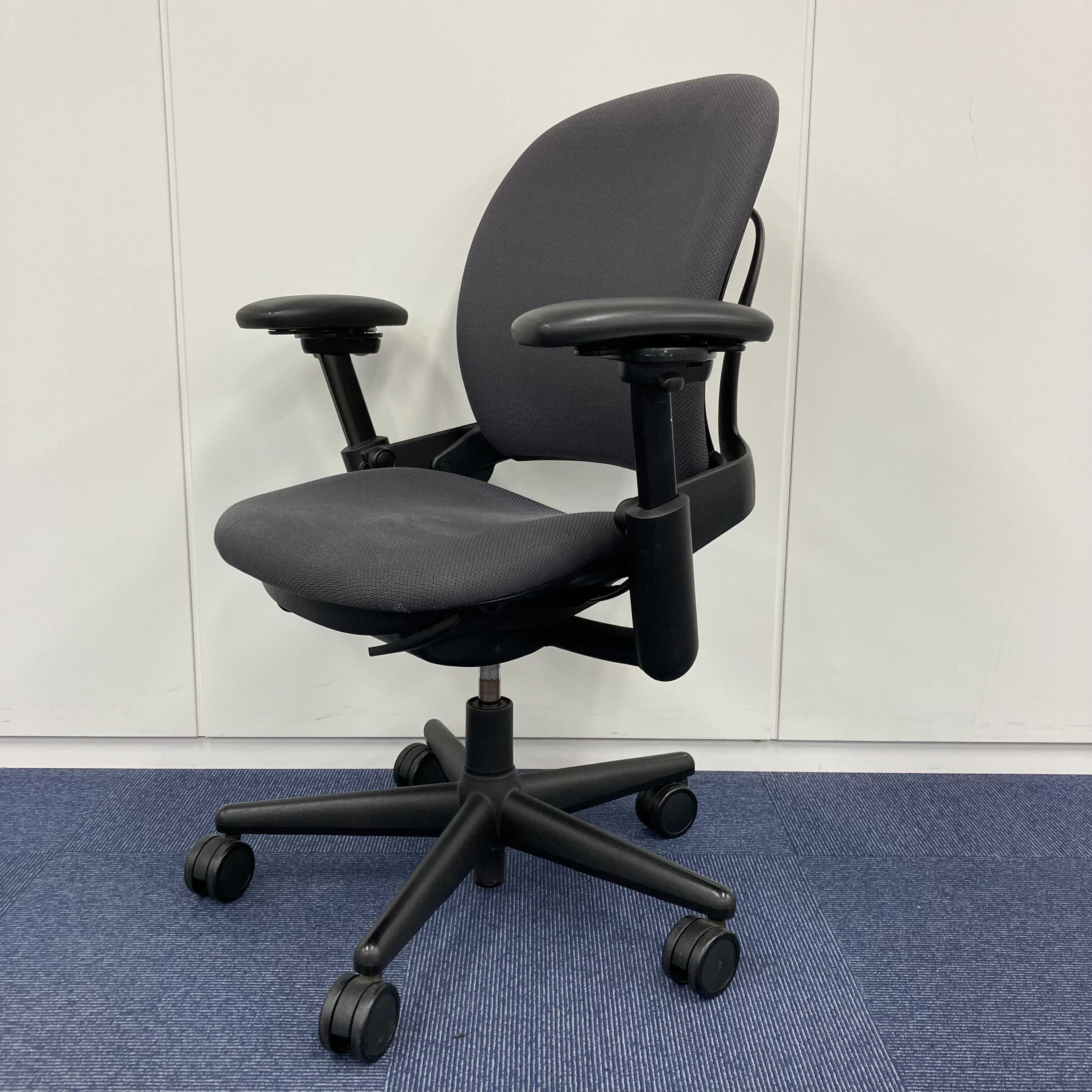 【中古A】リープ  オフィスチェア / 可動肘・グレー系