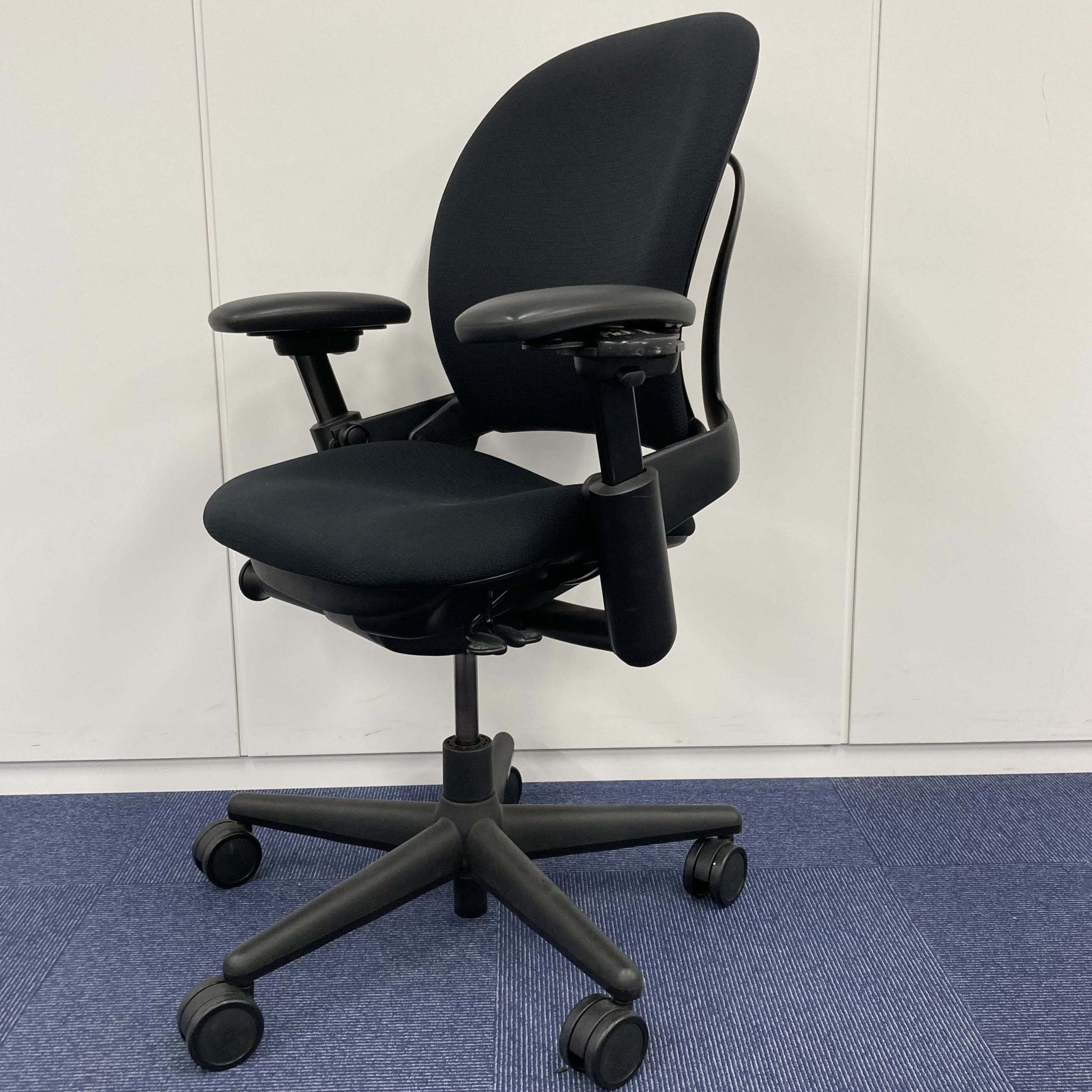 【中古S】リープ  オフィスチェア / 可動肘・ブラック系