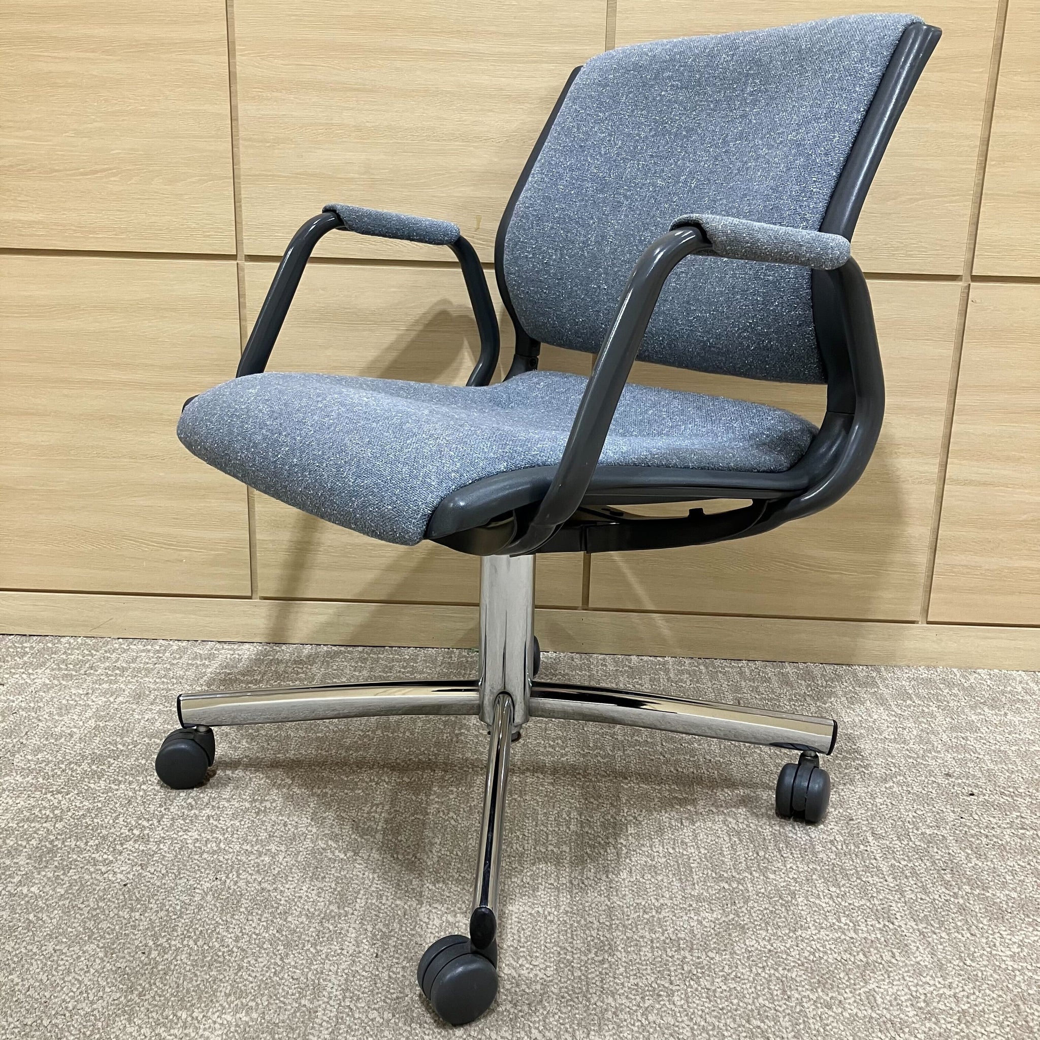 中古 覚め A(中古品)】412 CAB(キャブアームレスチェア) ミーティング  