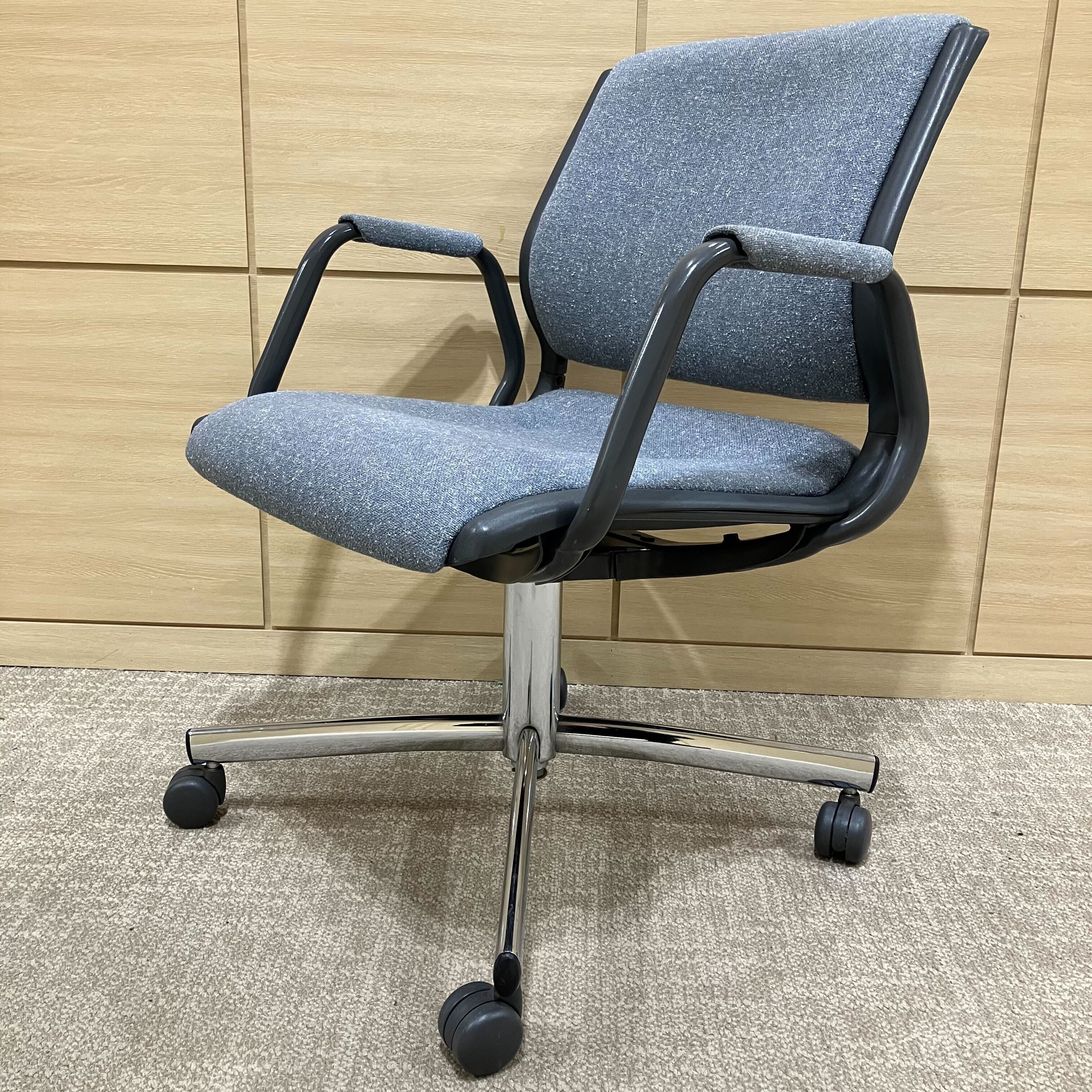 【中古A】スチールケース 肘付きミーティングチェア / グレー＊4脚セット