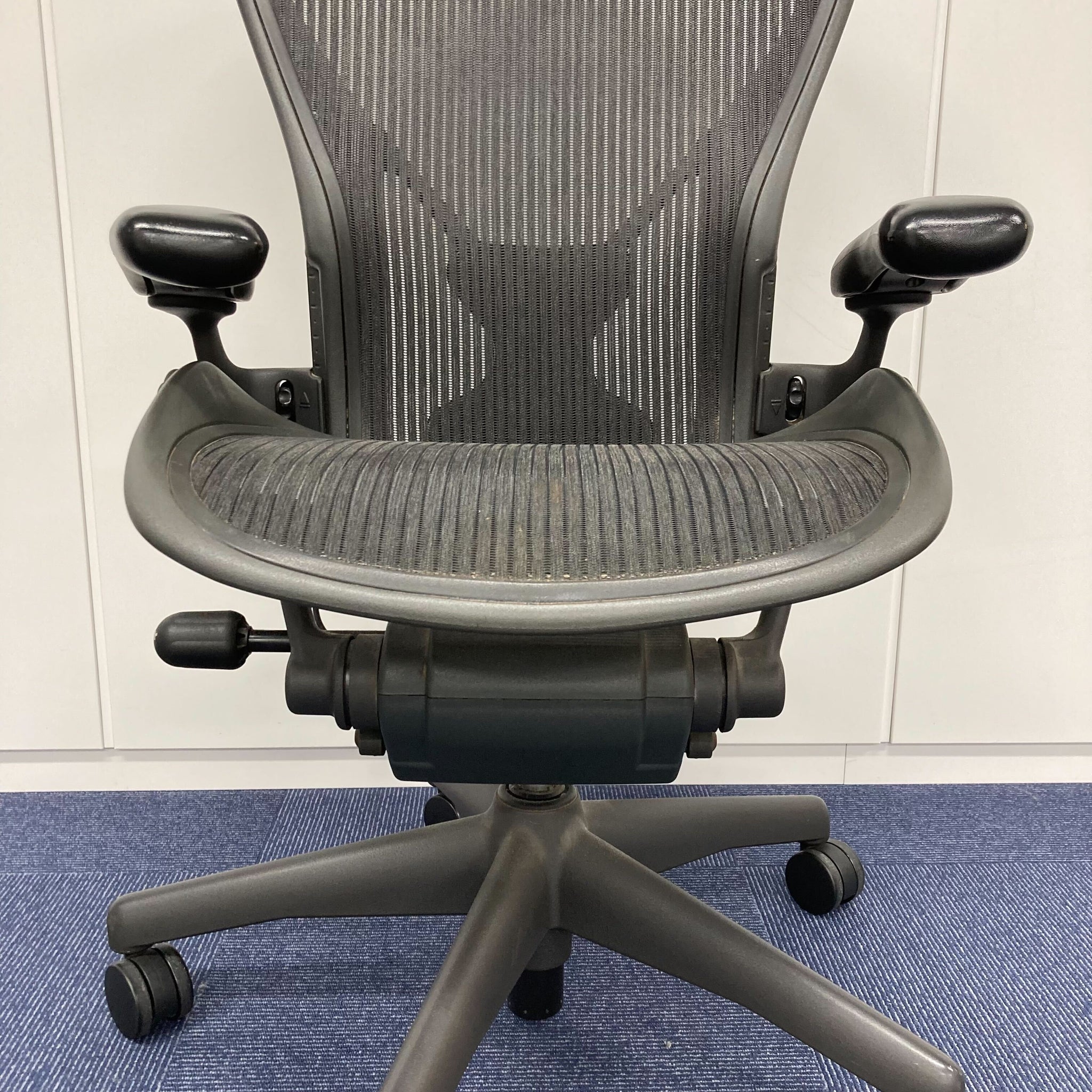 中古 A(中古品)】AE123AWB AEI00039643 PJG1BBBK3D01 | ハーマンミラー Aeron Chair オフィスチェア -  Kaggマルシェ