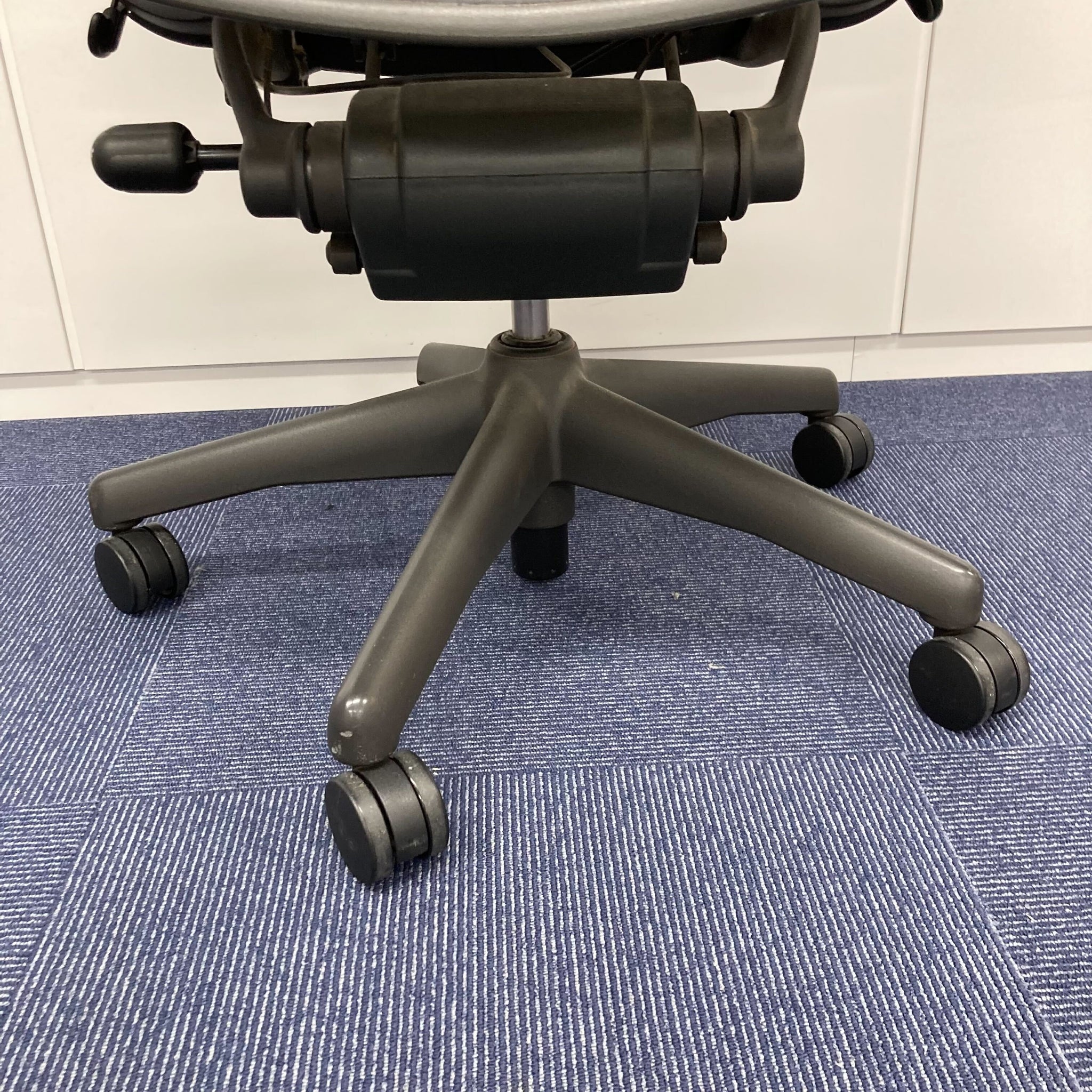 中古 A(中古品)】AE123AWB AEI00039643 PJG1BBBK3D01 | ハーマンミラー Aeron Chair オフィスチェア -  Kaggマルシェ