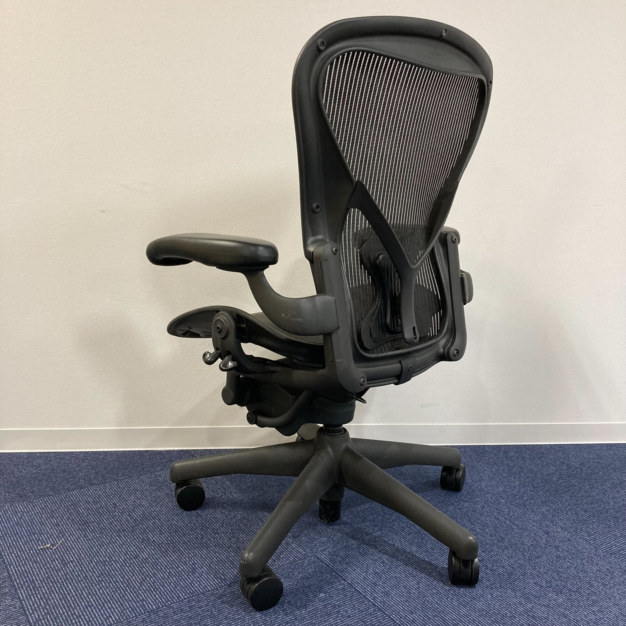 中古 A(中古品)】AE113PWBPJG1BBBK3D01 | ハーマンミラー Aeron Chairクラシック オフィスチェア - Kaggマルシェ