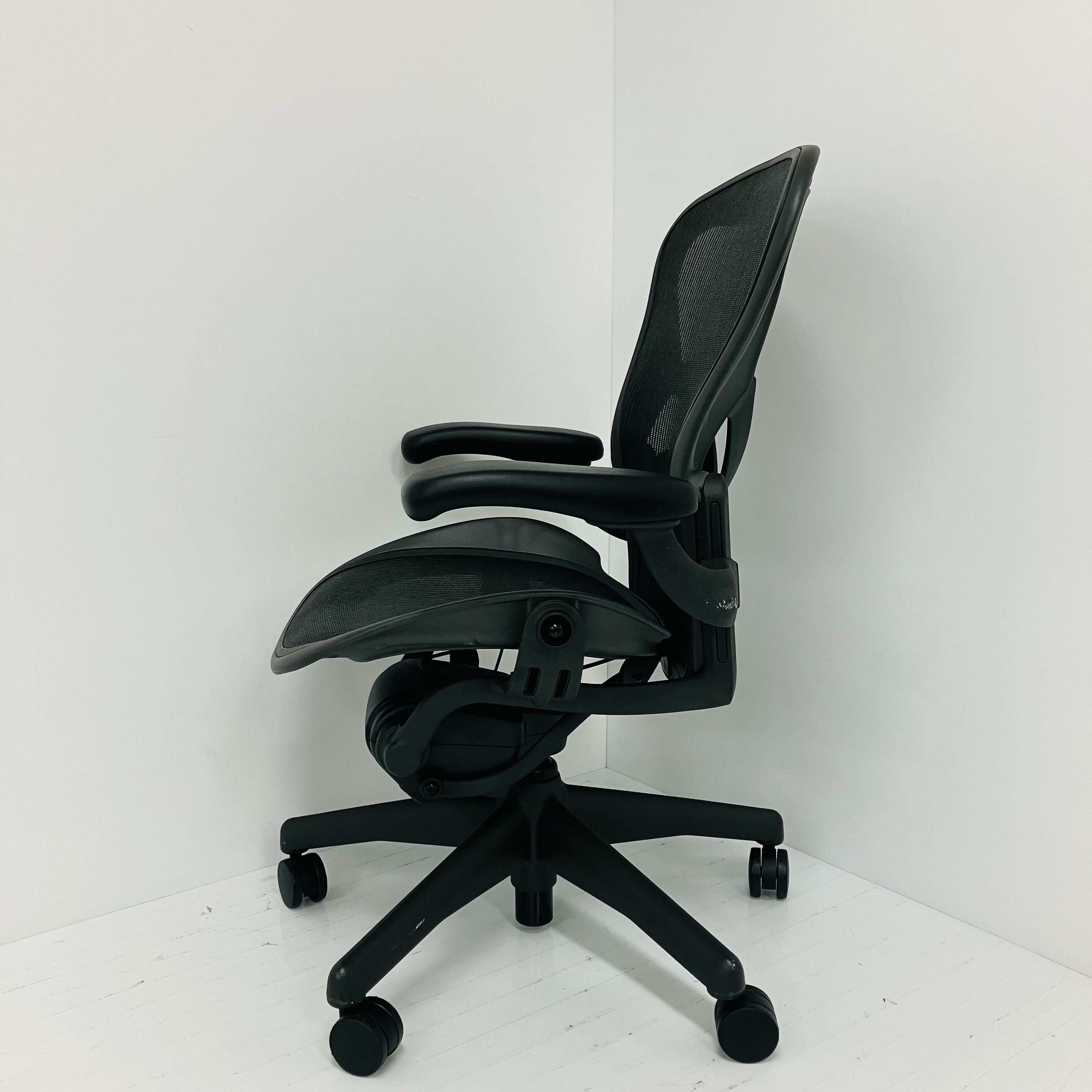 【中古A】Aeron Chair(アーロンチェア)クラシック※固定肘・ポスチャーフィット付※