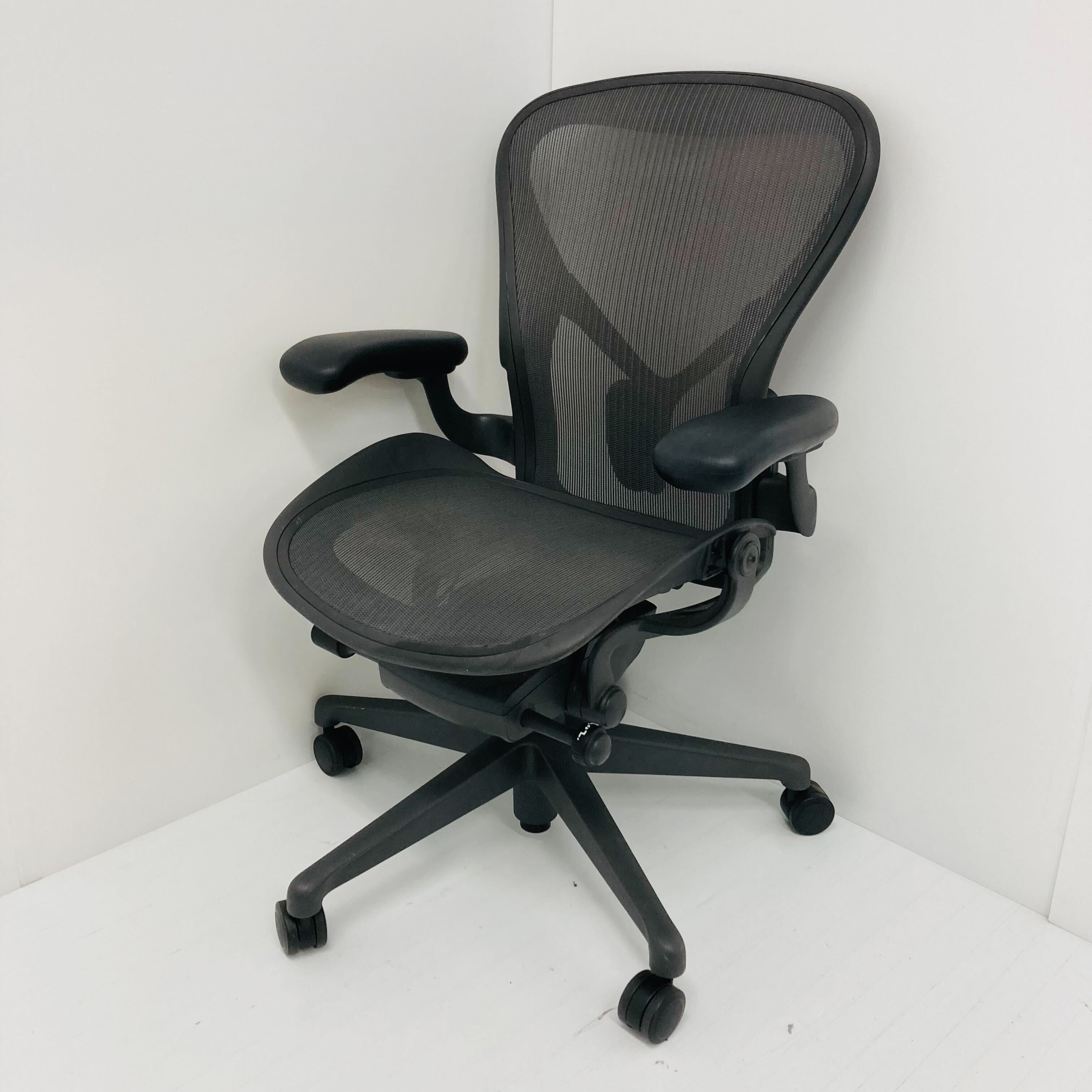 【中古A】Aeron Chair(アーロンチェア) リマスタードライト AER1B22PWZSSG1G1G1BBBK23103