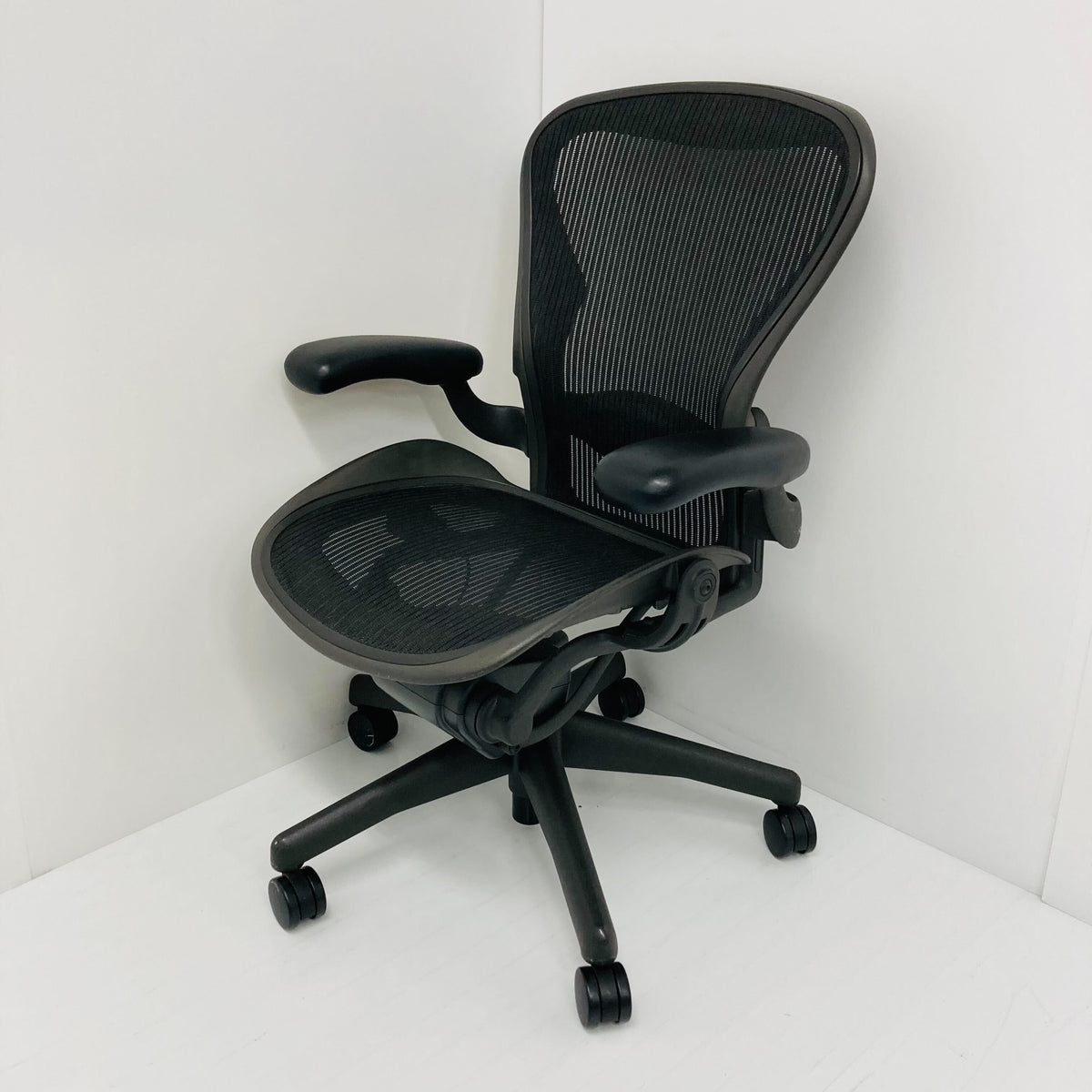 中古A】Aeron Chair(アーロンチェア)クラシック※固定肘※ AE111PWB 