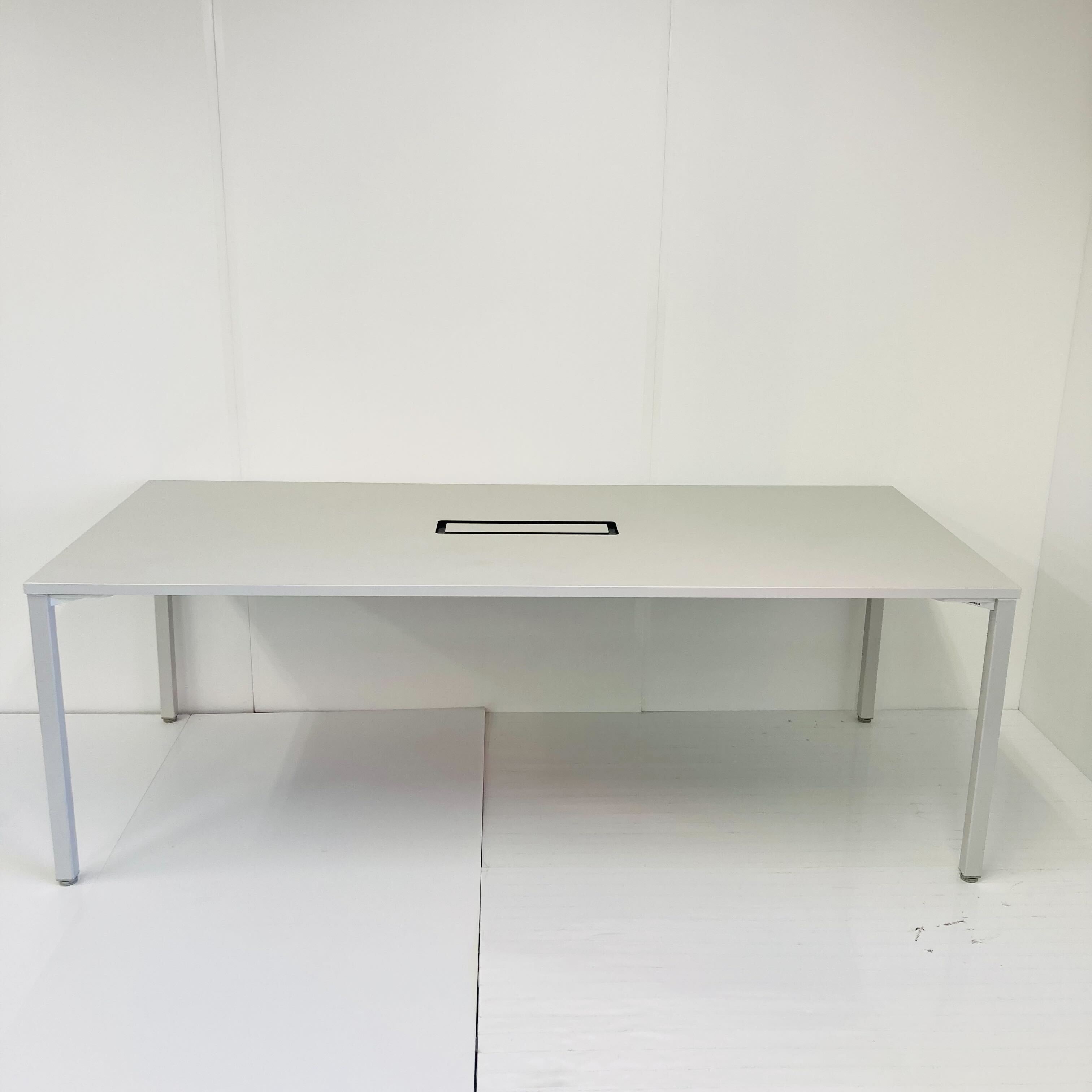 【中古4脚セット】クラスヴィッグ Nett Armless チェア ホワイト 中古4脚セット】クラスヴィッグ Nett Armless チェア ホワイト