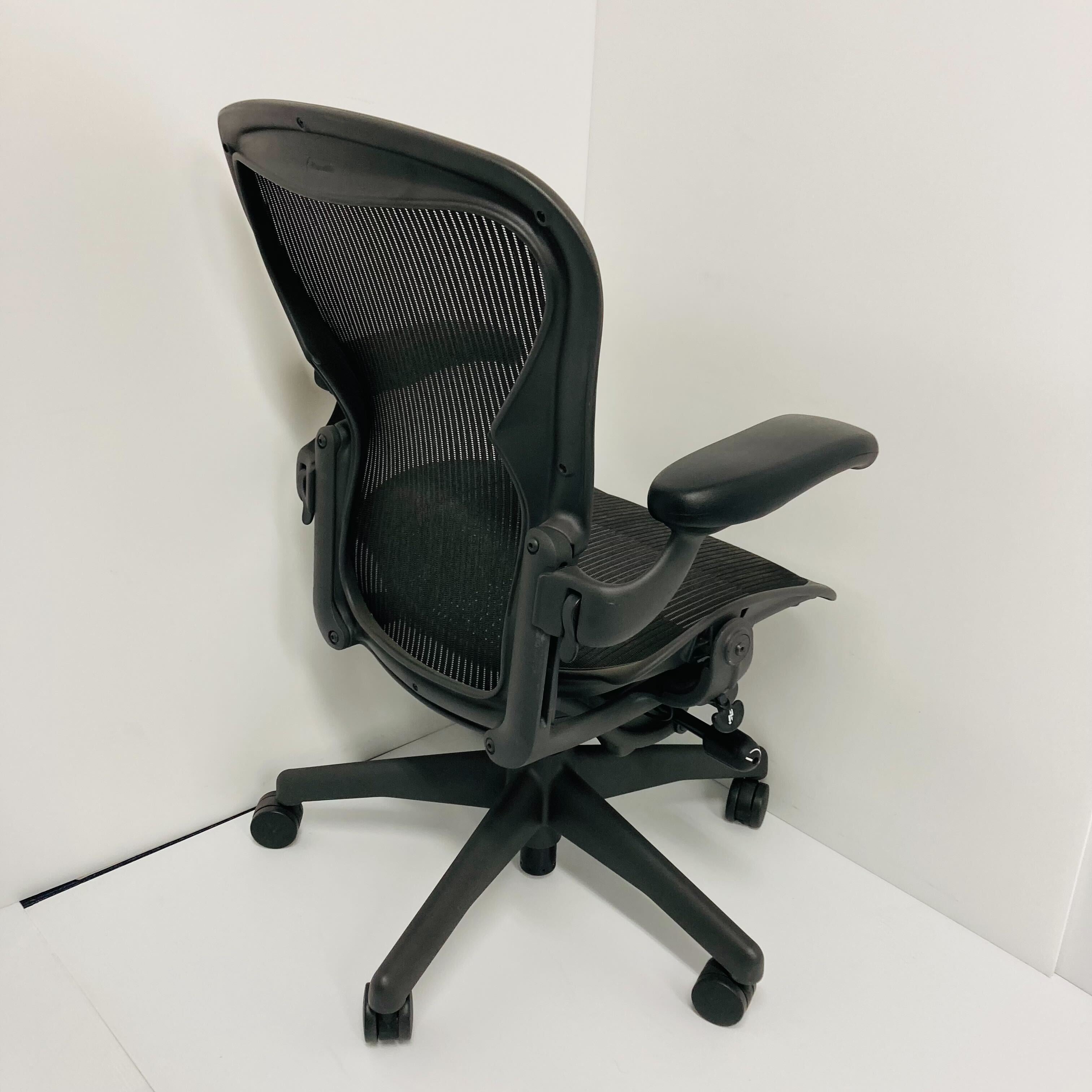 bj　アーロンチェア　Aサイズ　フル装備　レバー式可動肘　前傾機能有り　中古品 中古A】Aeron Chair(アーロンチェア) クラシック スタンダード※可動肘