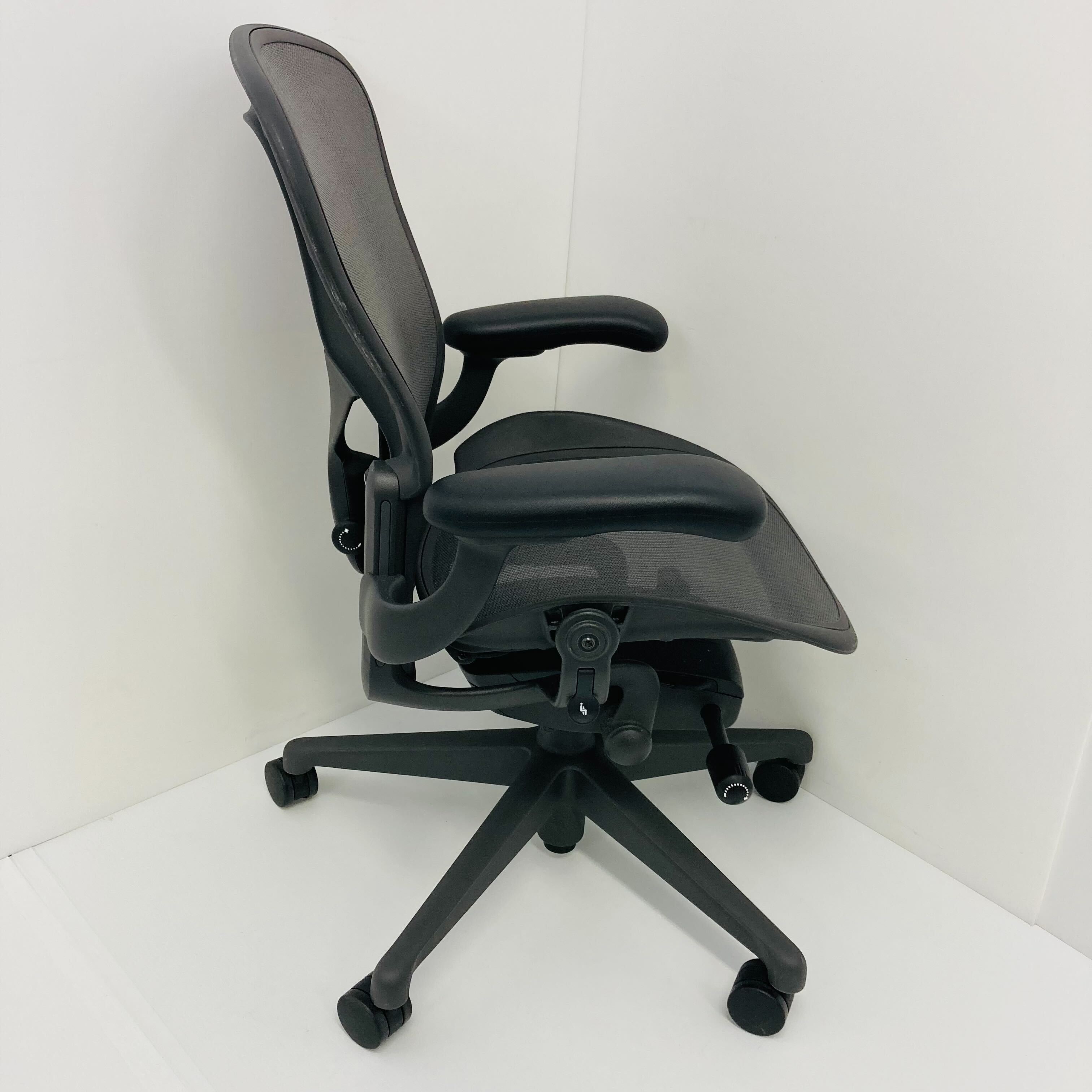 中古A】Aeron Chair(アーロンチェア) リマスタード※固定肘※ AER1B23PW